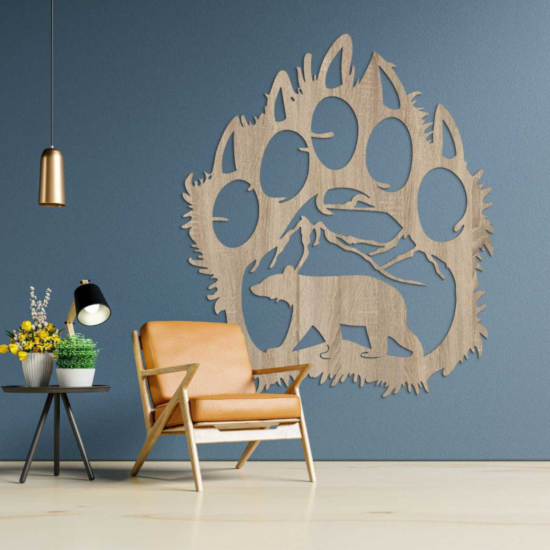 Vyřezávaný motiv přírody uzavřený v dramatické siluetě medvědí tlapy.