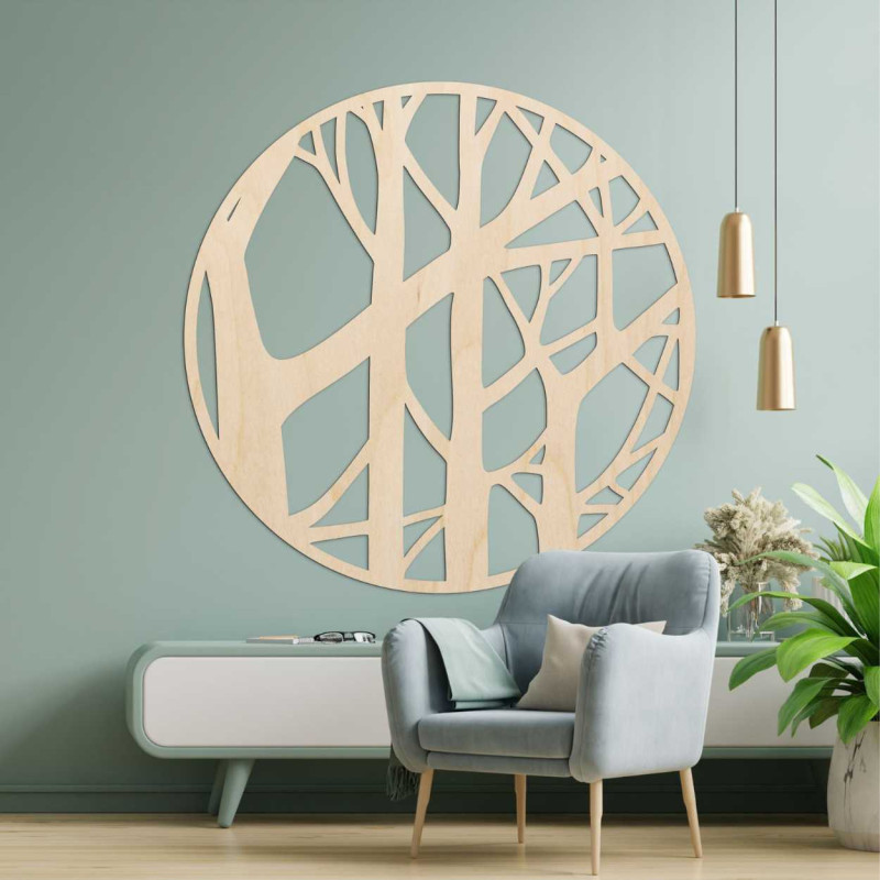 Vyřezávaný dřevěný motiv stromu jako dekorace interiéru