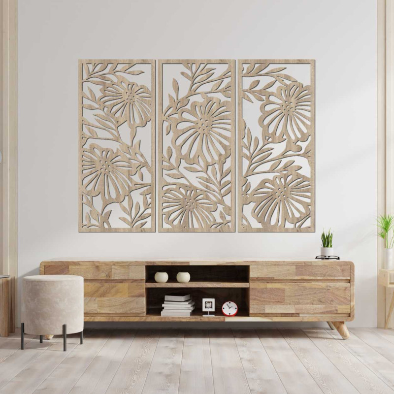 Třídílná dřevěná dekorace s jemně propracovanými květy v symetrickém rozložení.