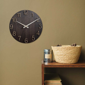 Dřevěné nástěnné hodiny s vyřezávanými čísly a kovovými ručičkami. 2