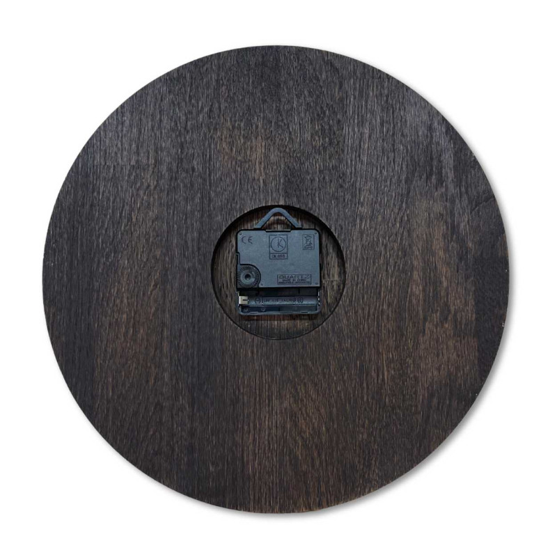 Elegantní nástěnné hodiny s dřevěným rámem a přesným hodinovým strojkem.