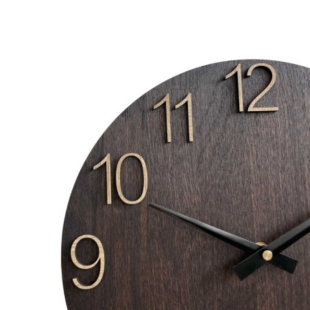 Dřevěné nástěnné hodiny s vyřezávanými čísly a kovovými ručičkami.