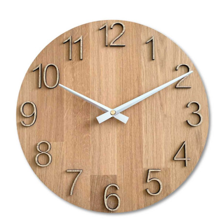Hodiny vyrobené z dřevěného masivu s gravírovanými čísly a přírodním vzorem. Hodiny vyrobené z dřevěného masivu s gravírovanými čísly a přírodním vzorem.