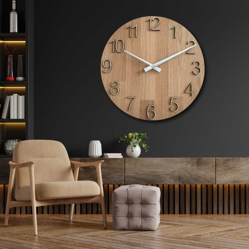 Detailní záběr na dřevěný ciferník s decentním výřezem v přírodním stylu.