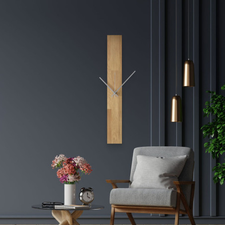 Moderní nástěnné hodiny, nalepené na bílé stěně, s jednoduchými černými ručičkami. Moderní nástěnné hodiny, nalepené na bílé stěně, s jednoduchými černými ručičkami.