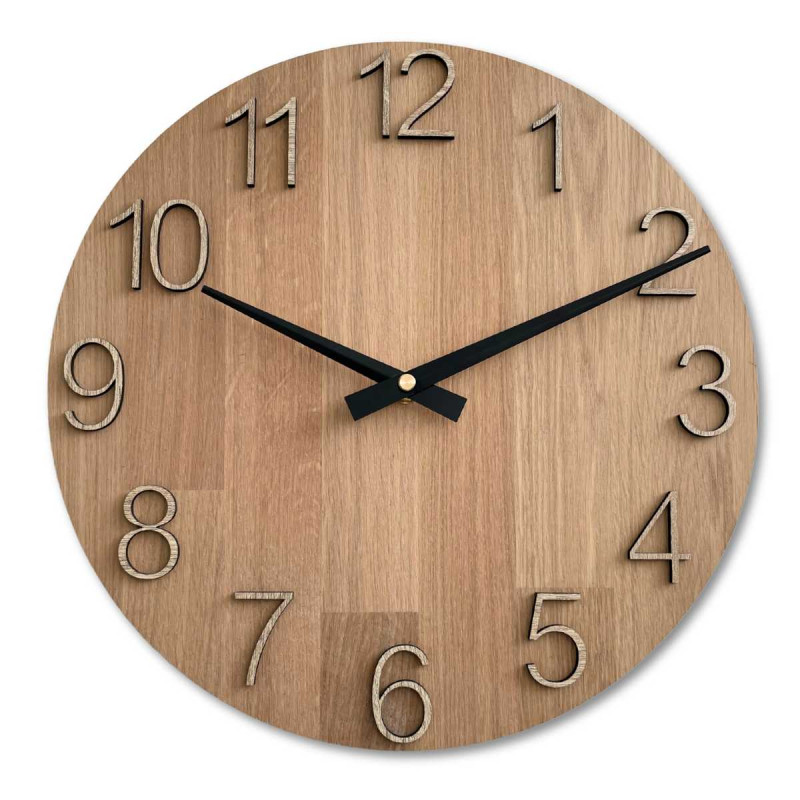 Detailní záběr na dřevěný ciferník s decentním výřezem v přírodním stylu.