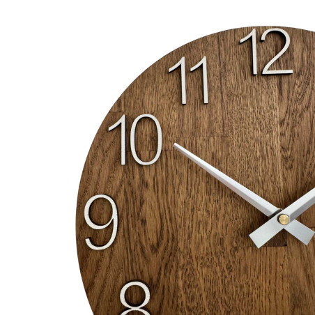 Detailní záběr na dřevěný ciferník s decentním výřezem v přírodním stylu. Detailní záběr na dřevěný ciferník s decentním výřezem v přírodním stylu.