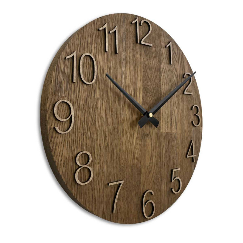 Detailní záběr na dřevěný ciferník s decentním výřezem v přírodním stylu.