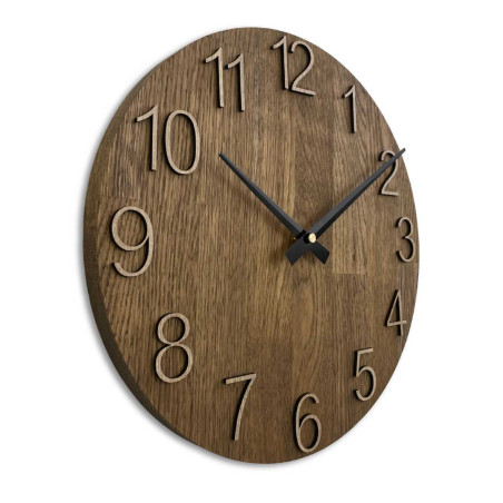 Detailní záběr na dřevěný ciferník s decentním výřezem v přírodním stylu. Detailní záběr na dřevěný ciferník s decentním výřezem v přírodním stylu.