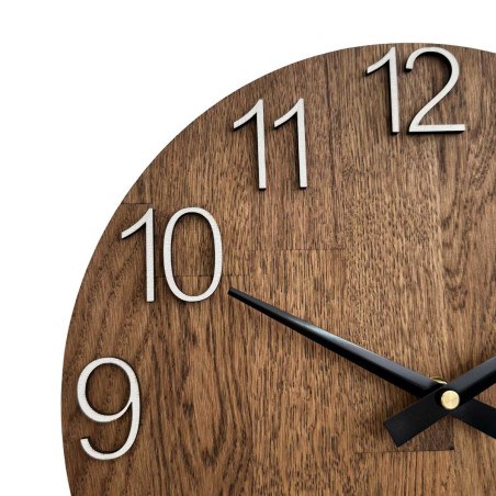 Vyřezávané hodiny ze dřeva s jednoduchým ciferníkem a minimalistickým designem. Vyřezávané hodiny ze dřeva s jednoduchým ciferníkem a minimalistickým designem.