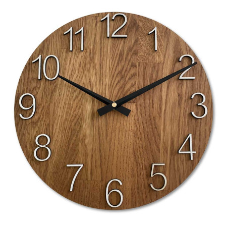 Detailní záběr na dřevěný ciferník s decentním výřezem v přírodním stylu. Detailní záběr na dřevěný ciferník s decentním výřezem v přírodním stylu.