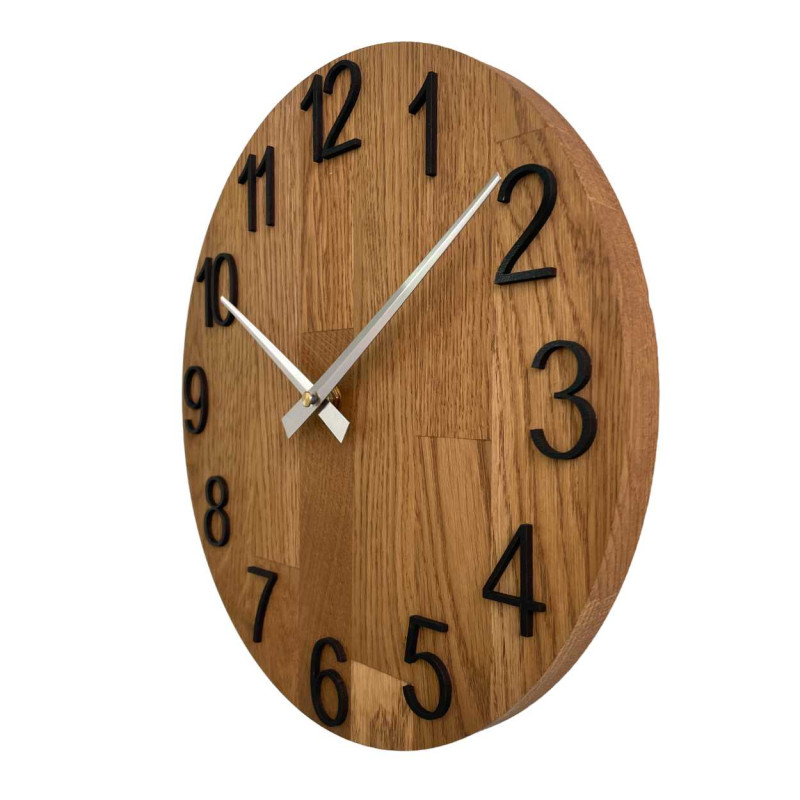 Detailní záběr na dřevěný ciferník s decentním výřezem v přírodním stylu.