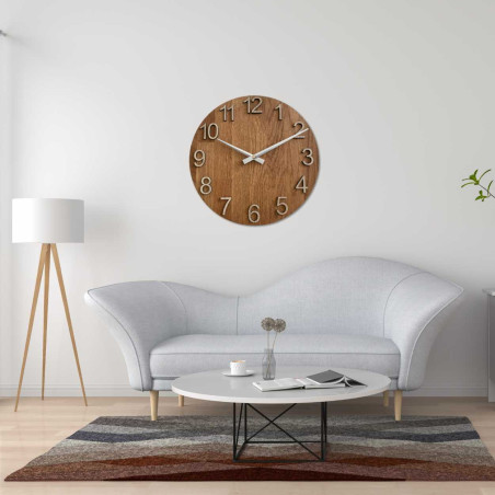 Detailní záběr na dřevěný ciferník s decentním výřezem v přírodním stylu. Detailní záběr na dřevěný ciferník s decentním výřezem v přírodním stylu.