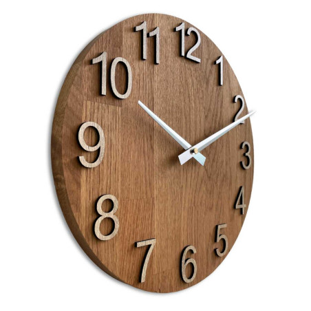 Dřevěné hodiny se symetrickým tvarem a výřezem inspirovaným motivy z přírody. Dřevěné hodiny se symetrickým tvarem a výřezem inspirovaným motivy z přírody.