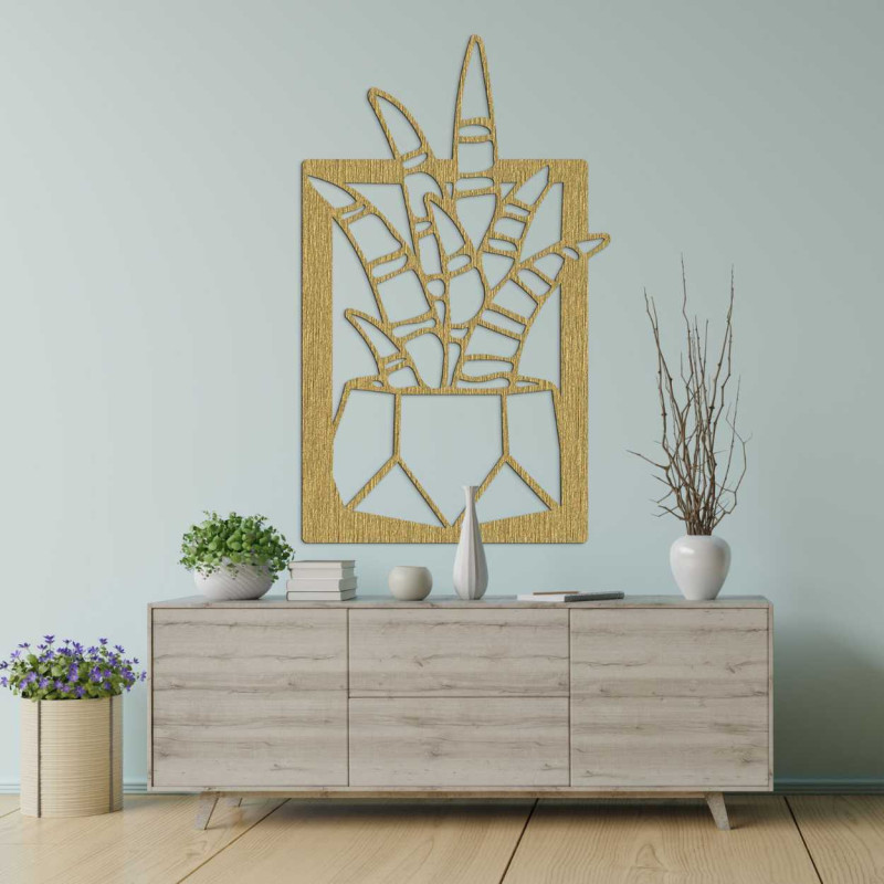 Dřevěné hodiny na zeď s tmavými ručičkami a čistým ciferníkem.