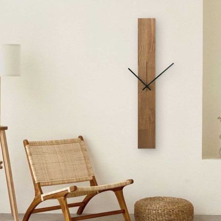 Vertikální dřevěné hodiny s kombinovanými černými a stříbrnými ručičkami bez čísel. Vertikální dřevěné hodiny s kombinovanými černými a stříbrnými ručičkami bez čísel.