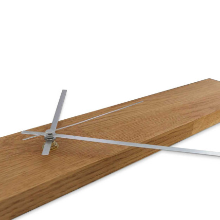 Hodiny ze dřeva s vertikálním tvarem a moderním vzhledem Hodiny ze dřeva s vertikálním tvarem a moderním vzhledem