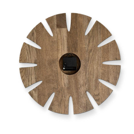 Elegantní vyřezávané nástěnné hodiny ze dřeva s originálním designem vhodné do kuchyně. Elegantní vyřezávané nástěnné hodiny ze dřeva s originálním designem vhodné do kuchyně.