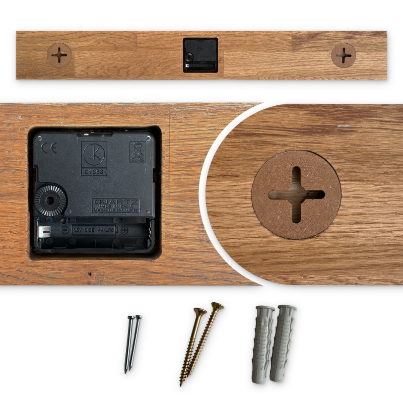 Nástěnné dřevěné hodiny s výraznými černými číslicemi a černými ručičkami.