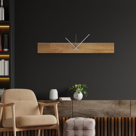 Velké nástěnné hodiny ze dřeva s výraznými černými ručičkami a oddělenými číslicemi. Velké nástěnné hodiny ze dřeva s výraznými černými ručičkami a oddělenými číslicemi.
