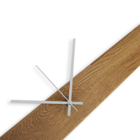 Elegantní dřevěné hodiny s tmavou dřevěnou deskou a černými číslicemi rozmístěnými na zdi. Elegantní dřevěné hodiny s tmavou dřevěnou deskou a černými číslicemi rozmístěnými na zdi.