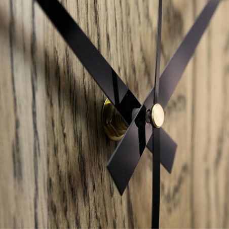 nástěnných hodin vyrobených z dubového dřeva. nástěnných hodin vyrobených z dubového dřeva.