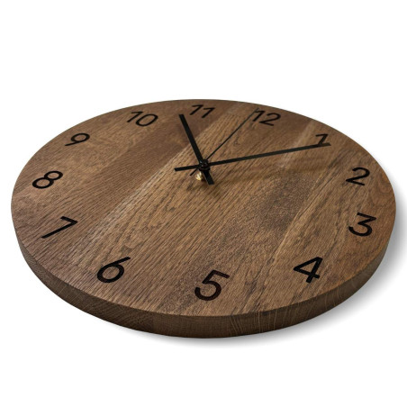 Ručně vyročené nástěnné hodiny ze kvalitního dubu Ručně vyročené nástěnné hodiny ze kvalitního dubu