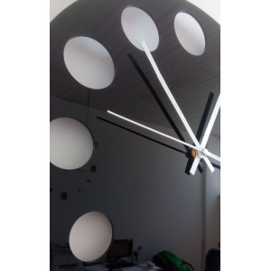 Moderné hodiny na stenu vyrobené z plastu. Vlastná výroba, X-momo 2