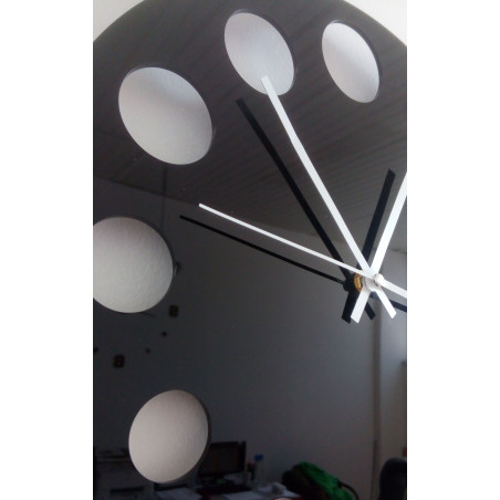 Moderné hodiny na stenu vyrobené z plastu. Vlastná výroba, X-momo Moderné hodiny na stenu vyrobené z plastu. Vlastná výroba, X-momo