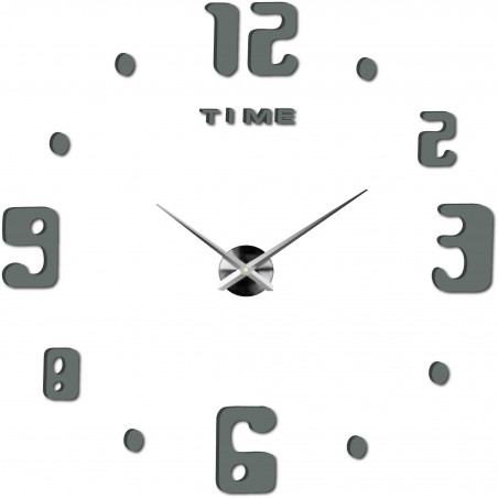 Hodiny s originálními, velkými čísly v různých velikostech a stříbrnými ručičkami. Hodiny s originálními, velkými čísly v různých velikostech a stříbrnými ručičkami.