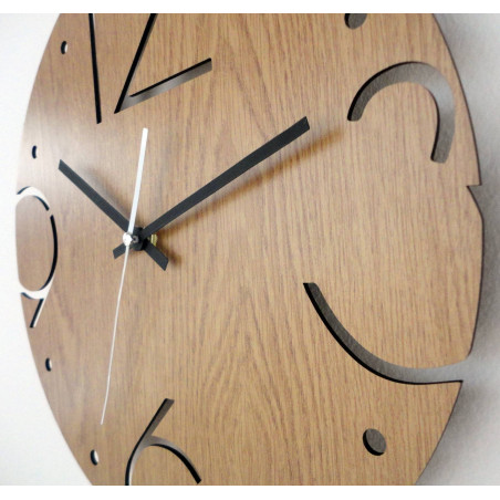 Dřevěné kulaté hodiny s vyřezanými čísly 3, 6, 9 a 12 na světlém dubovém podkladu. Dřevěné kulaté hodiny s vyřezanými čísly 3, 6, 9 a 12 na světlém dubovém podkladu.