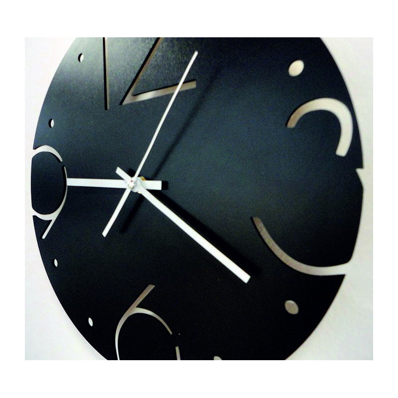 Tiché hodiny se stylovým ciferníkem a kontrastními ručičkami na dubové desce.