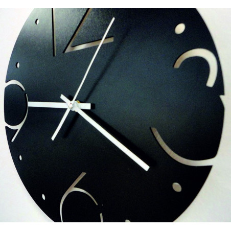 Tiché hodiny se stylovým ciferníkem a kontrastními ručičkami na dubové desce. Tiché hodiny se stylovým ciferníkem a kontrastními ručičkami na dubové desce.