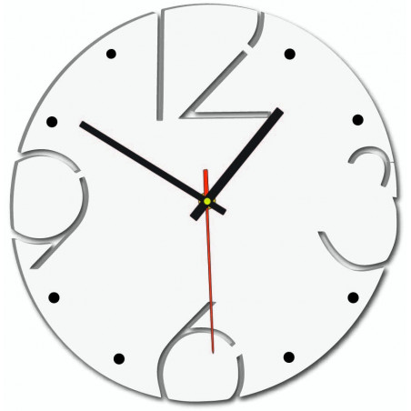 Designové nástěnné hodiny s čísly vyříznutými do světlé dřevěné desky. Designové nástěnné hodiny s čísly vyříznutými do světlé dřevěné desky.