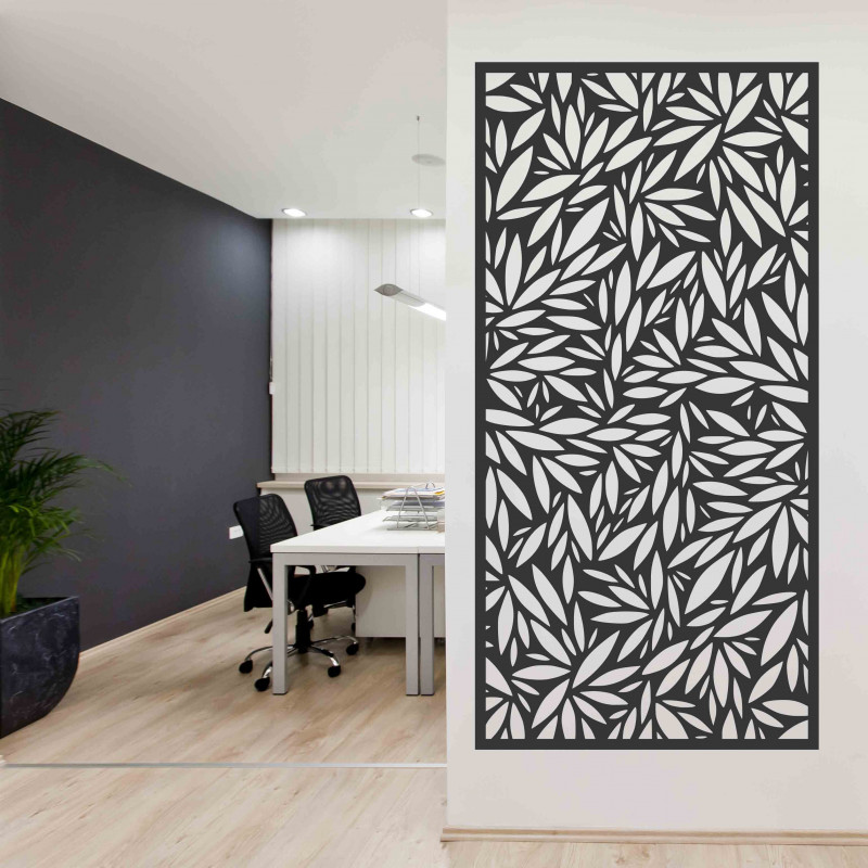 Přírodní dřevěná dekorace s harmonickým designem stromu a zakořeněním.