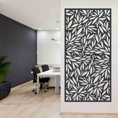 Přírodní dřevěná dekorace s harmonickým designem stromu a zakořeněním. Přírodní dřevěná dekorace s harmonickým designem stromu a zakořeněním.